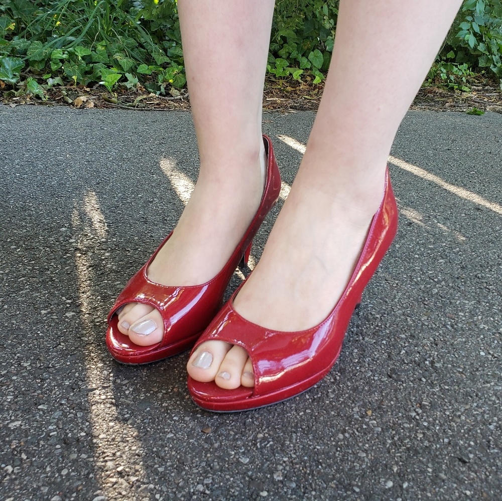 Sz9 Bandolino Red Peep Toe Pumps